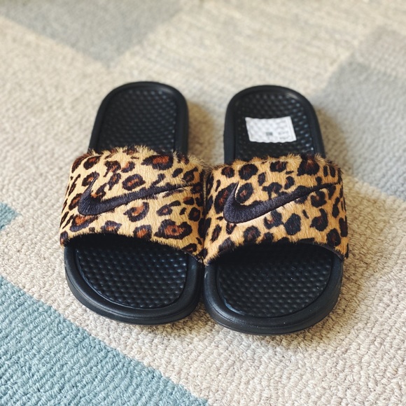 nike leopard print benassi slides